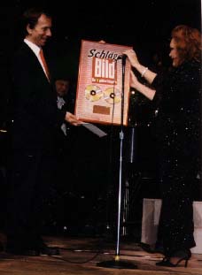 [Connie receiving award from Jürgen]